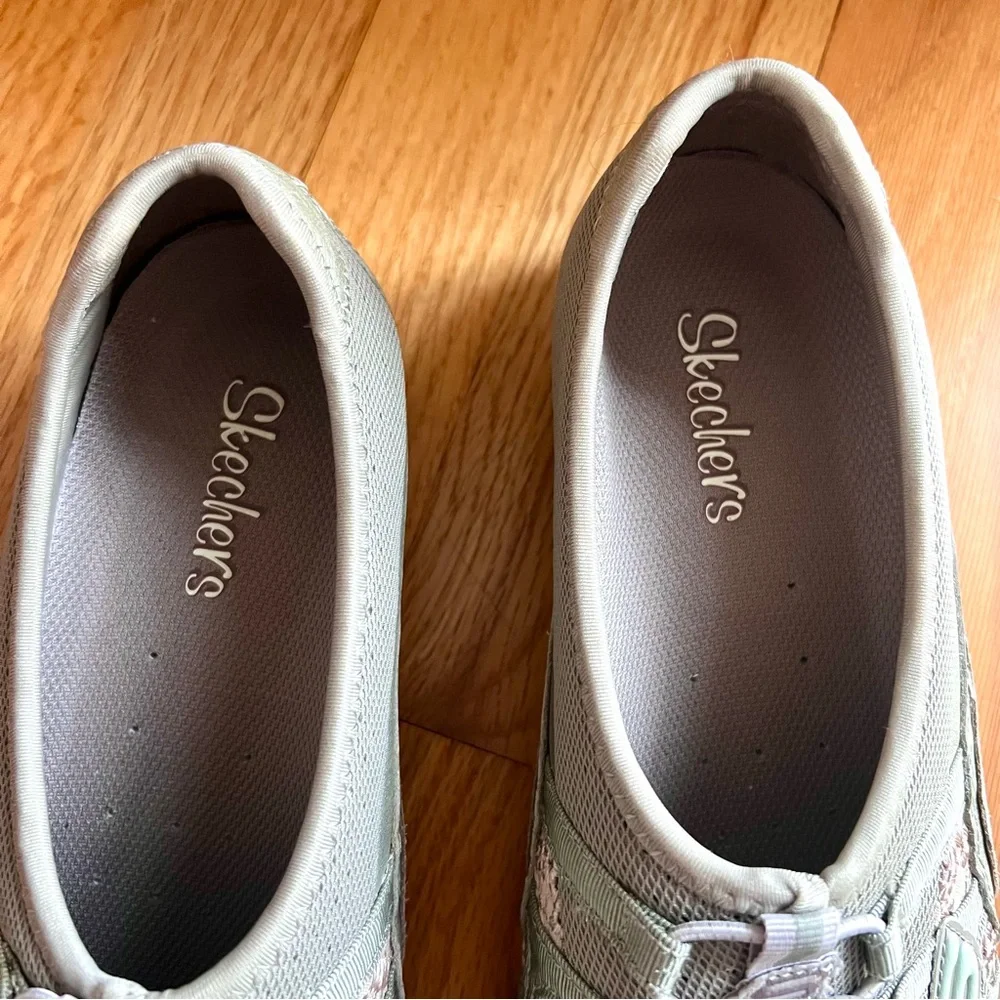 Skechers slip on sz 9.5 Women's Gray Casual Shoes hardly used fun style